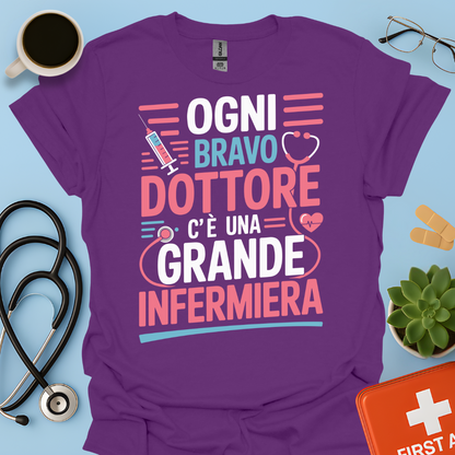 Dietro ogni bravo dottore c’è una grande infermiera - Infermiera Maglietta