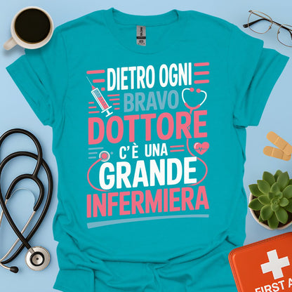 Dietro ogni bravo dottore c’è una grande infermiera - Infermiera Maglietta