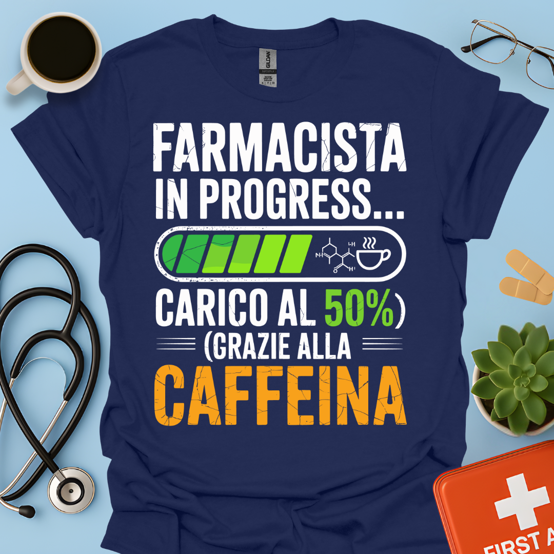 Farmacista in progress… carico al 50% grazie alla caffeina - Studente Farmacia Maglietta