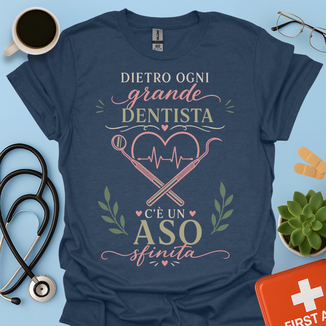 Dietro ogni grande infermiera c'è una assistente infermiera sfinita - Maglietta Divertente
