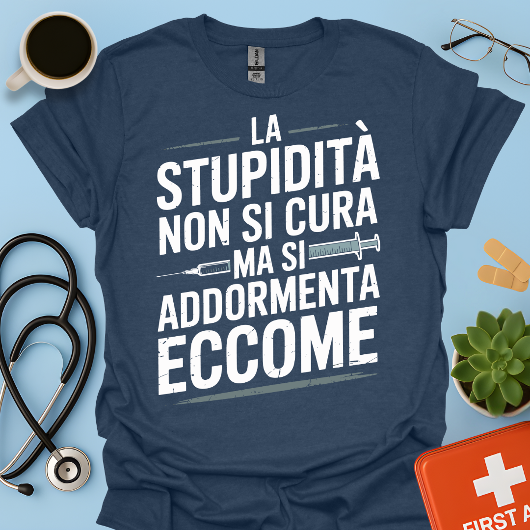 La Stupidità Non Si Cura Ma Si Addormenta Eccome Maglietta