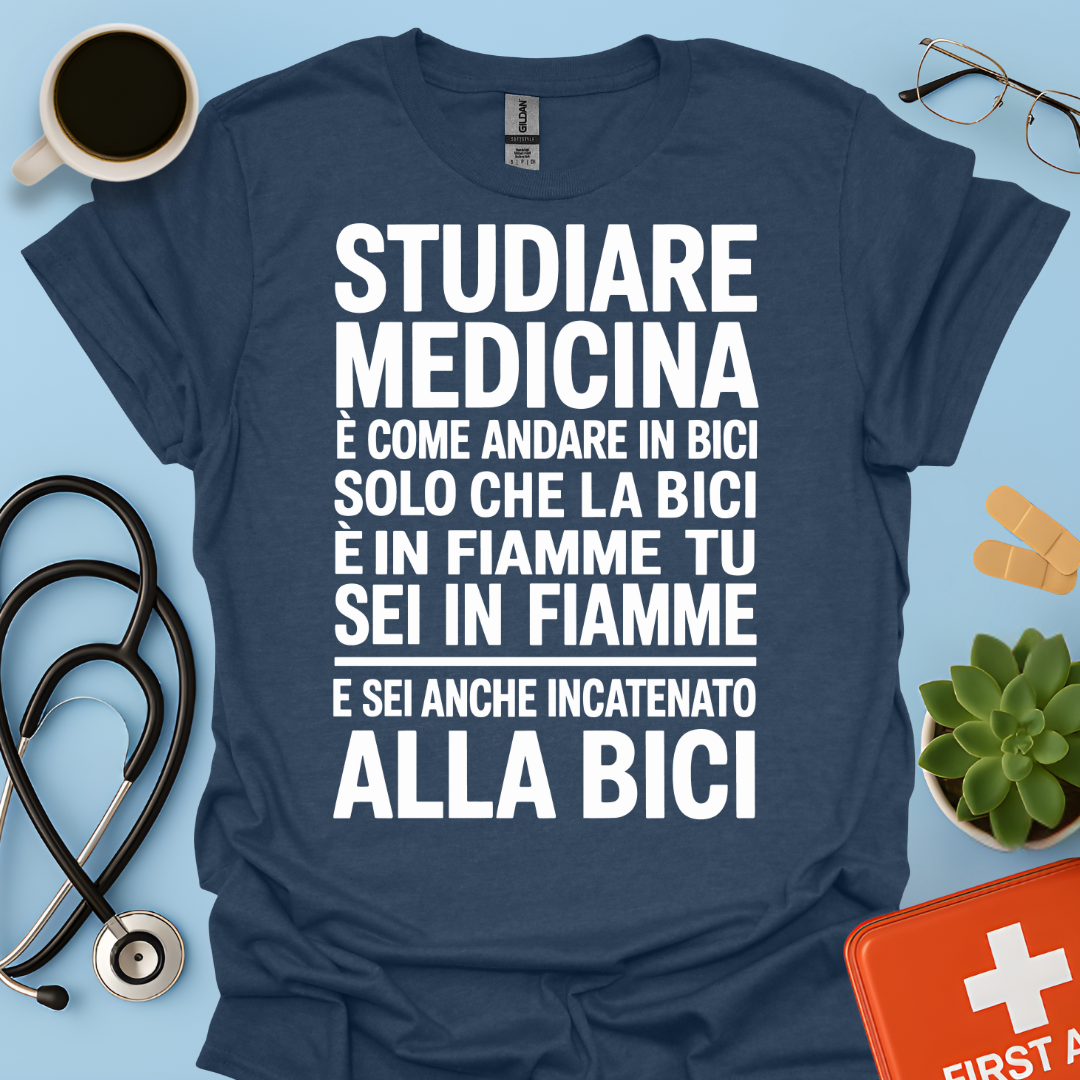 Studiare Medicina è come andare in bici solo che la bici è in fiamme Maglietta