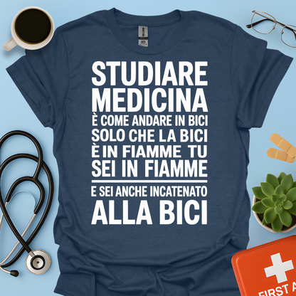 Studiare Medicina è come andare in bici solo che la bici è in fiamme Maglietta
