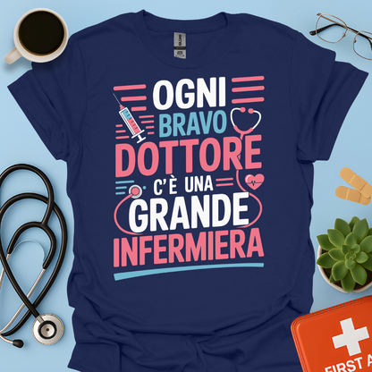Dietro ogni bravo dottore c’è una grande infermiera - Infermiera Maglietta