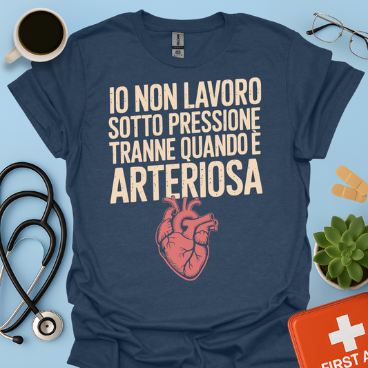 Io non lavoro sotto pressione… tranne quando è arteriosa - Dottore Infermiere Maglietta