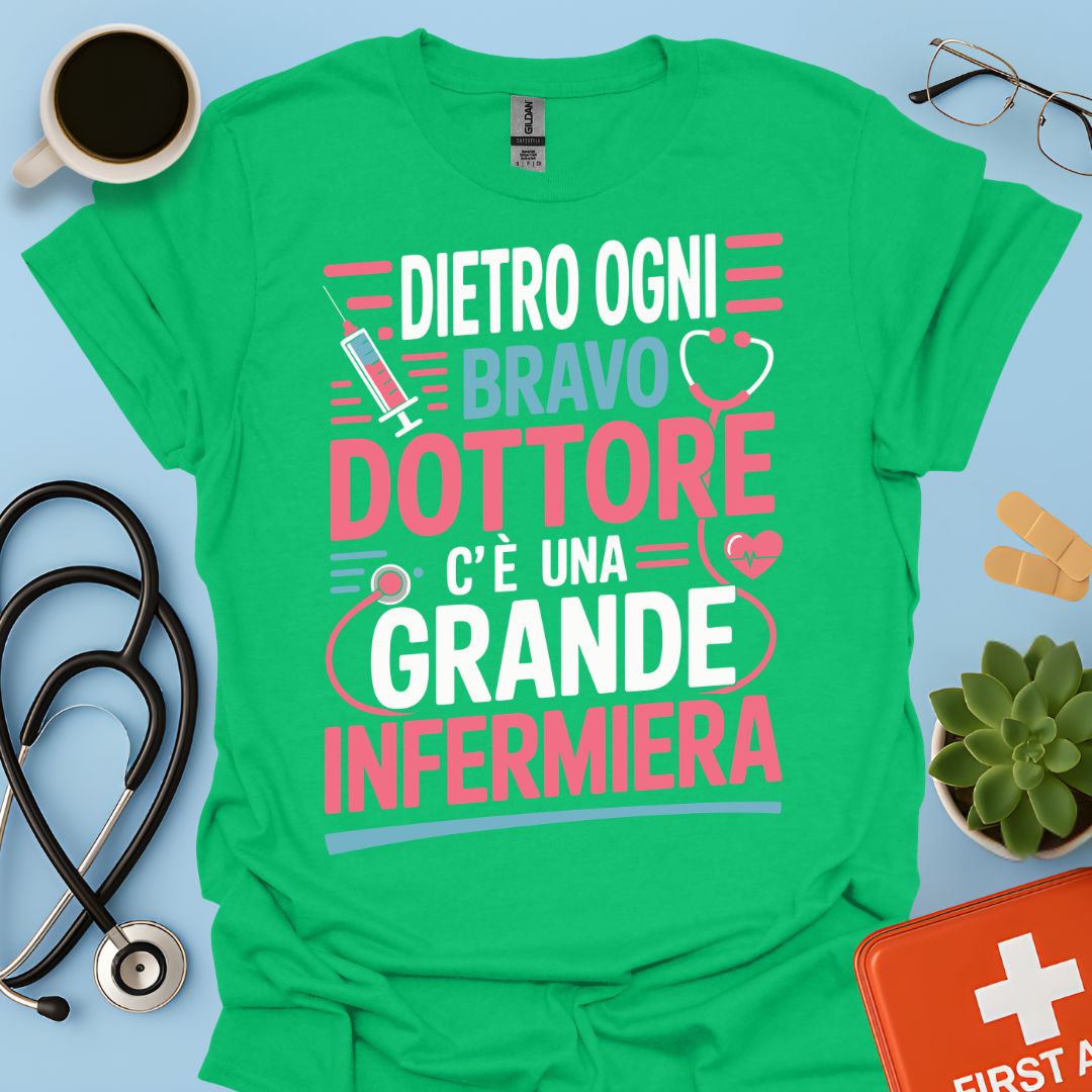 Dietro ogni bravo dottore c’è una grande infermiera - Infermiera Maglietta