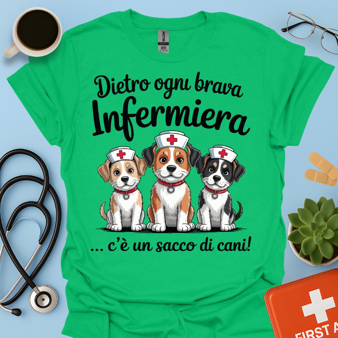 Dietro ogni brava infermiera .. ci sono un sacco di gatti — Infermiera Maglietta