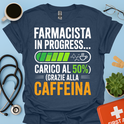 Farmacista in progress… carico al 50% grazie alla caffeina - Studente Farmacia Maglietta