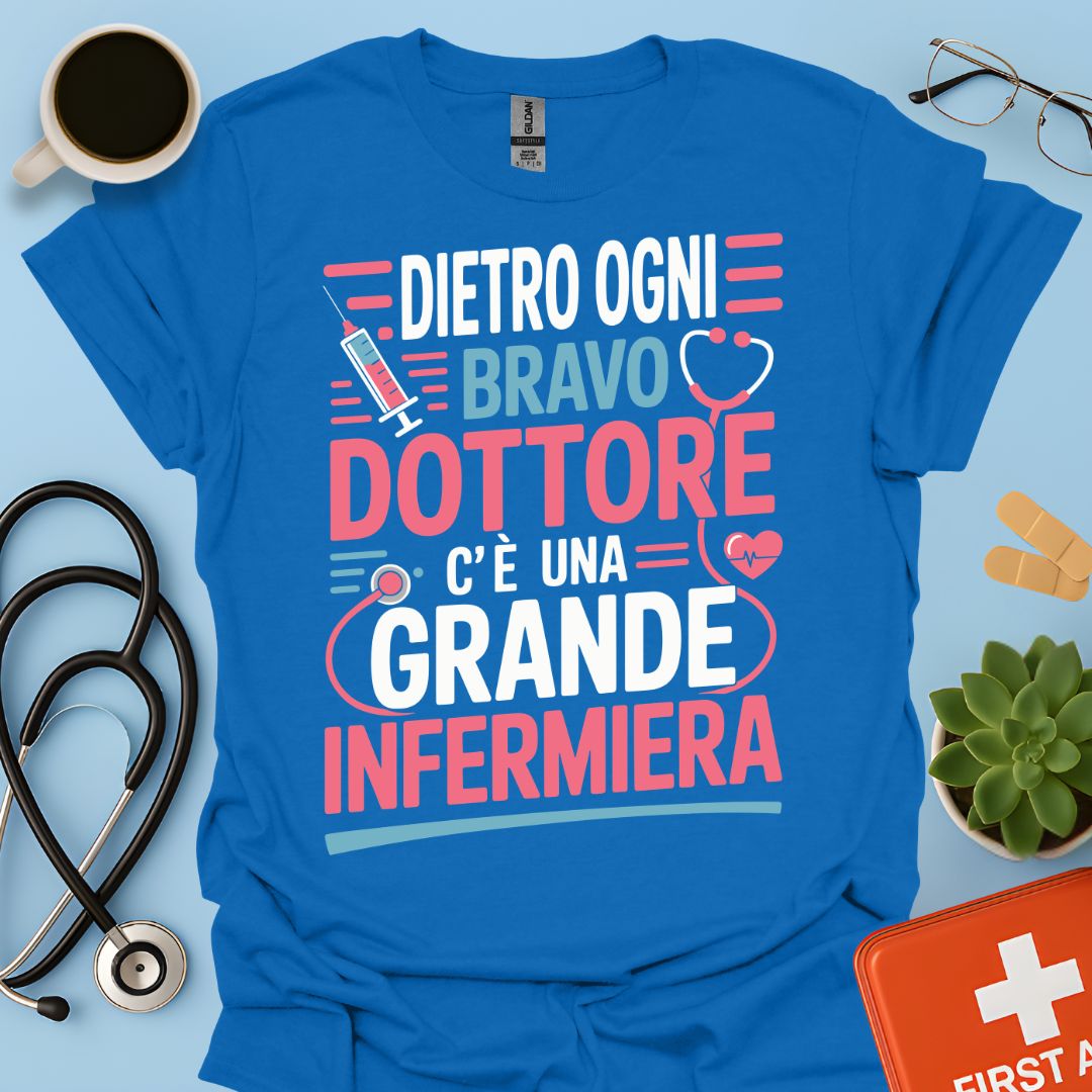 Dietro ogni bravo dottore c’è una grande infermiera - Infermiera Maglietta