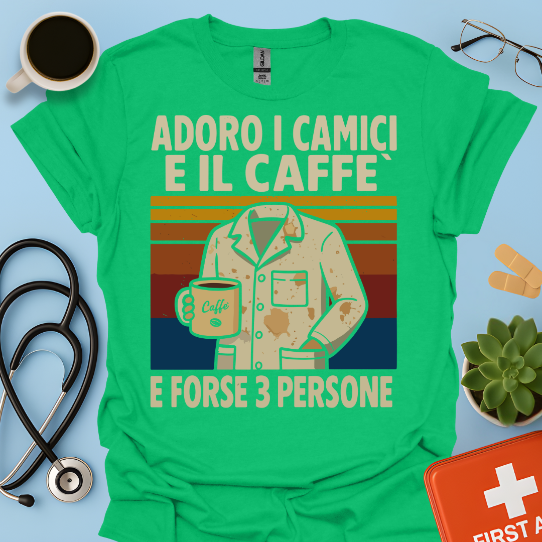 Adoro I Camici E Il Caffè E Forse 3 Persone - Dottore Dottoressa Medico Maglietta