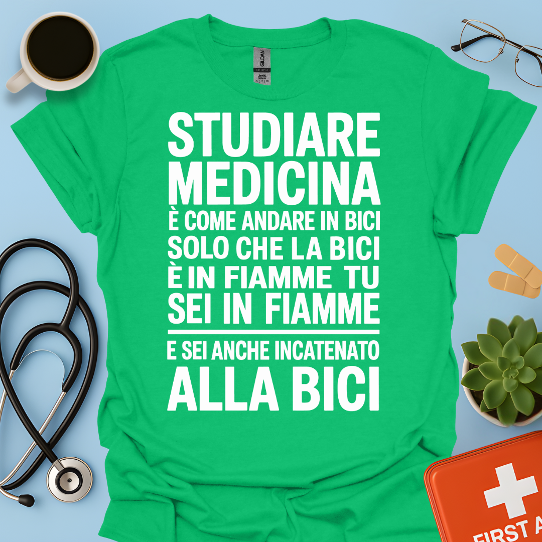 Studiare Medicina è come andare in bici solo che la bici è in fiamme Maglietta