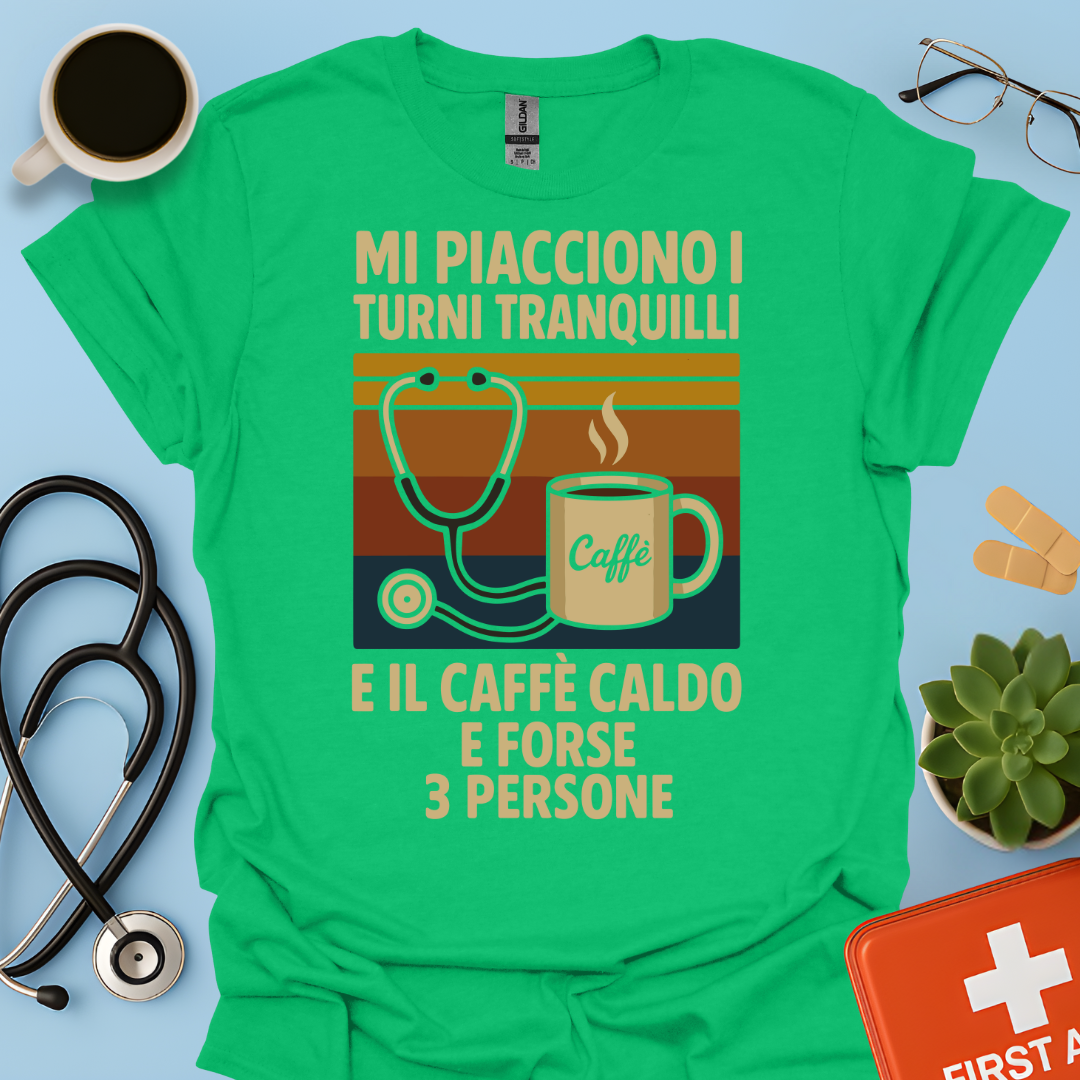 Mi piacciono i turni tranquilli, il caffè caldo e forse 3 persone - Medico Dottore Infermiere Maglietta