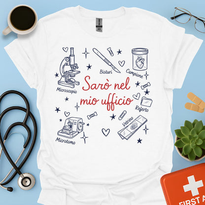 Sarò nel mio ufficio - Maglietta Divertente Patologo e Medico Legale